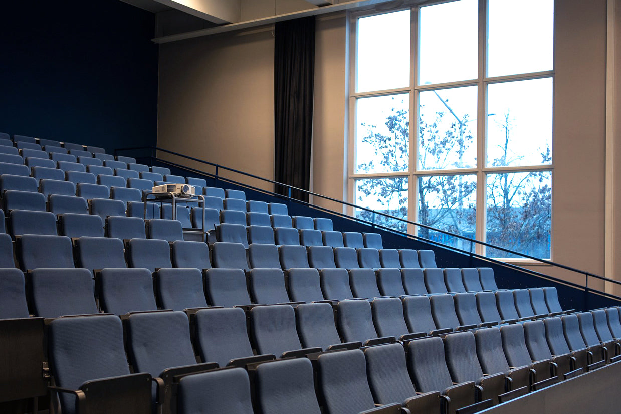 Nouseva penkkirivistö auditoriosta.