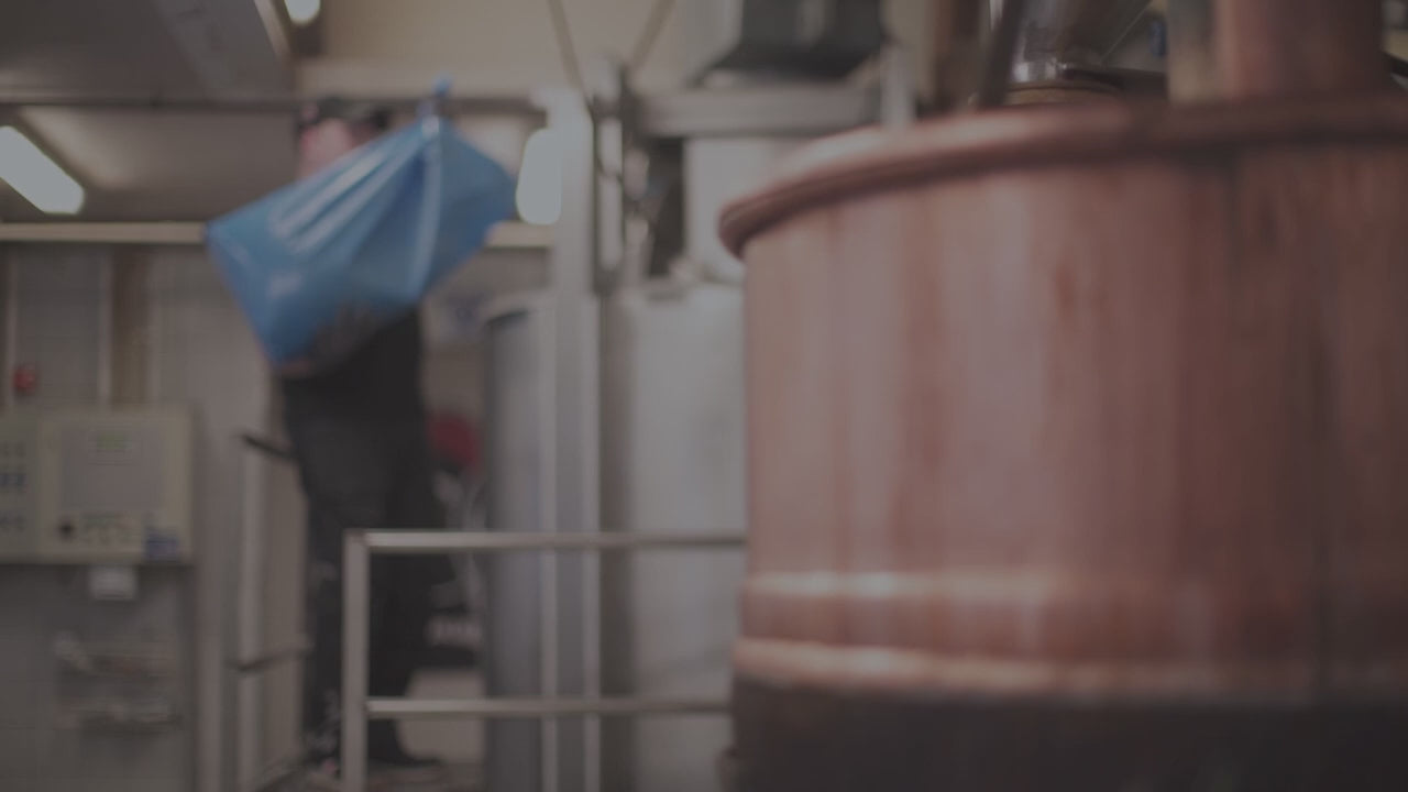 Lataa video: Kouvolan Lakritsin tehtaalla valmistetaan käsityönä lakritsia. Massaa kaadetaan kattilaan, lakutankoja käsitellään ja pilkotaan sekä pussitetaan myyntipakkauksiin.